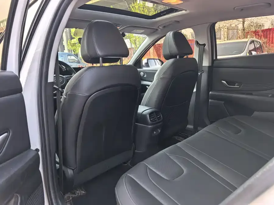 Hyundai Elantra Elantra 2023 1.5L CVT LUX Premium Edition 2022 — миниатюра 5