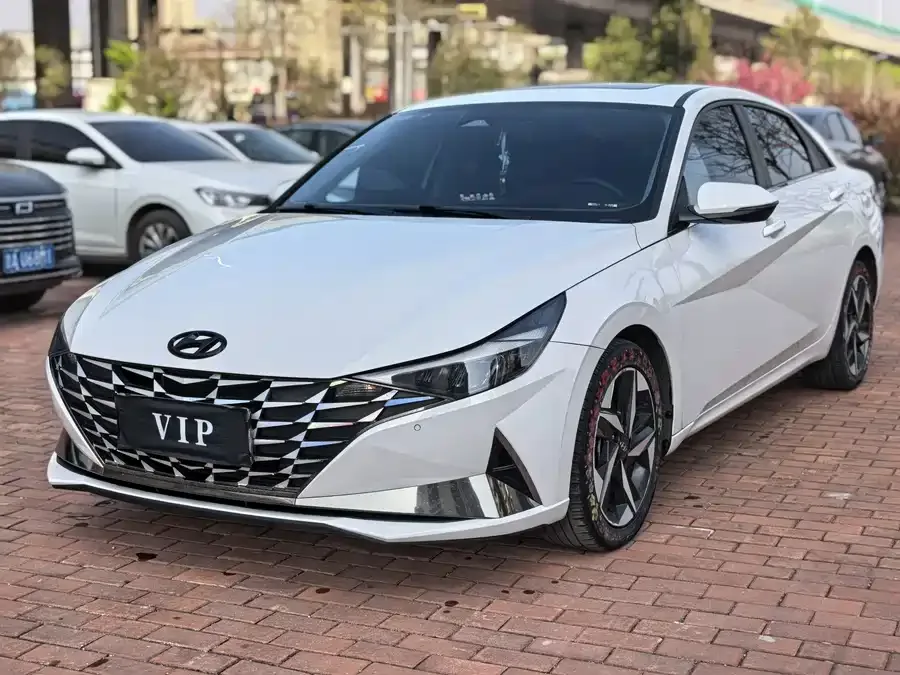Hyundai Elantra Elantra 2023 1.5L CVT LUX Premium Edition 2022 — фото 1, купить с доставкой в Москву