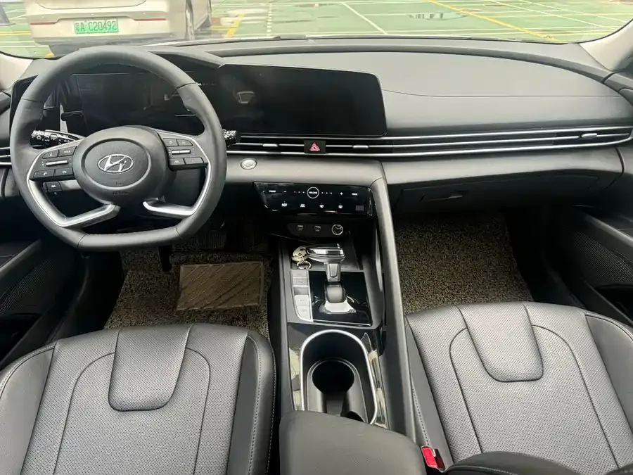 Hyundai Elantra Elantra 2022 1.5L CVT LUX Premium Edition 2023 — миниатюра 3