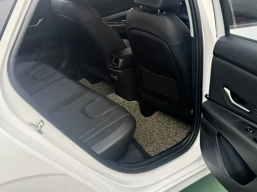 Hyundai Elantra Elantra 2022 1.5L CVT LUX Premium Edition 2023 — миниатюра 4
