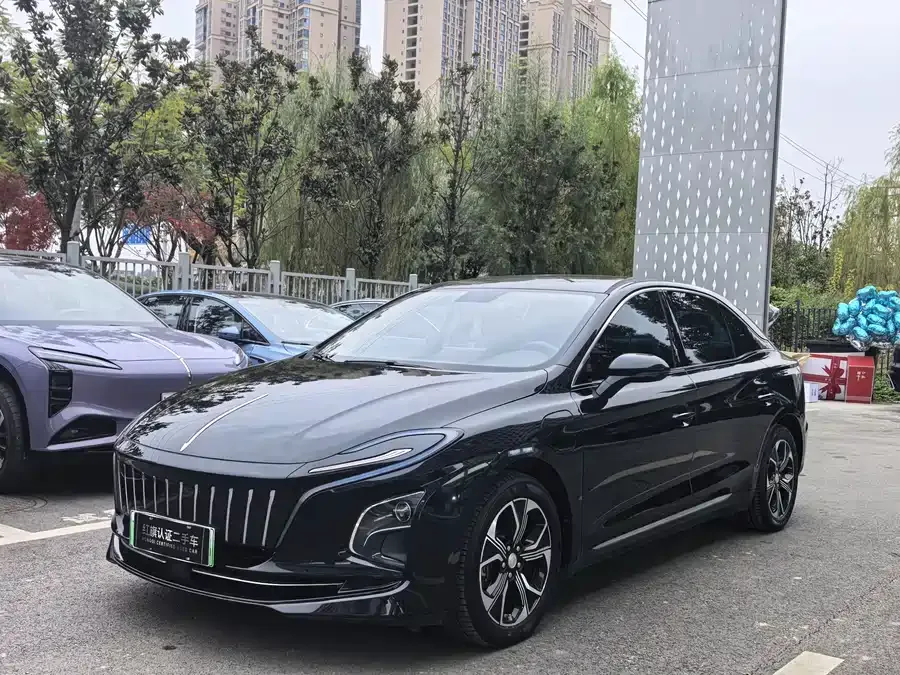 Hongqi E-QM5 Hongqi E-QM5 2023 facelift basic travel version 2023 — фото 1, купить с доставкой в Москву