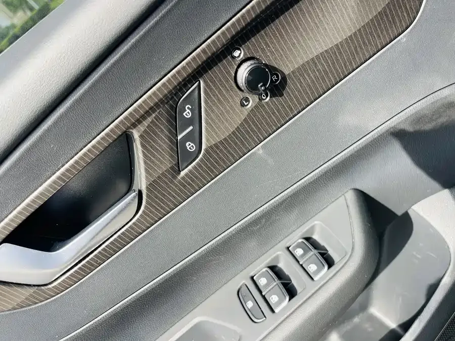 Hongqi E-QM5 Hongqi E-QM5 2023 facelift basic travel version 2024 — миниатюра 2