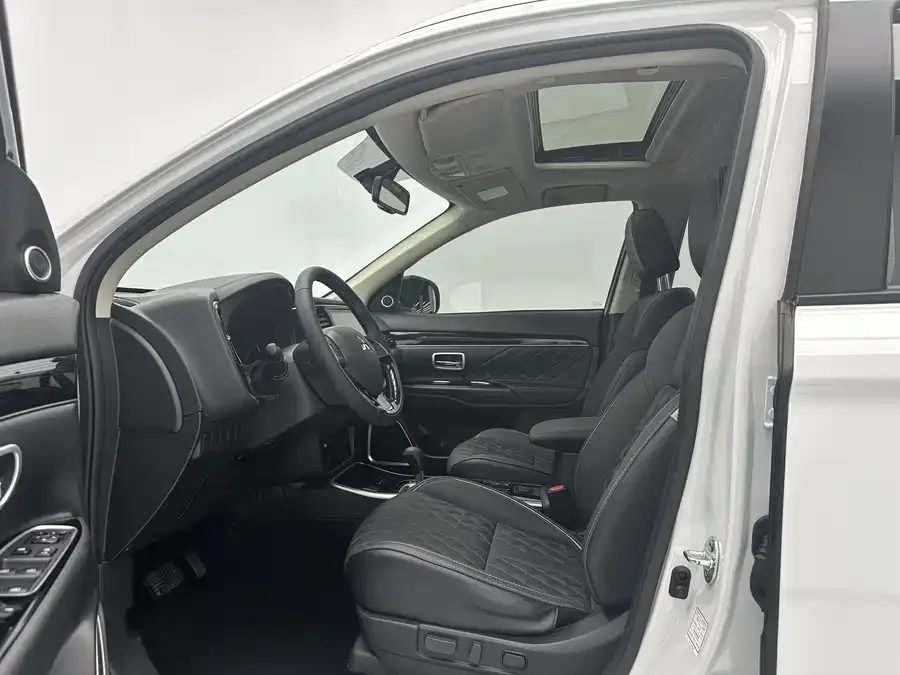 Mitsubishi Outlander Outlander 2021 facelift 2.0L 2WD Enjoy Edition 7 seats 2022 — миниатюра 2