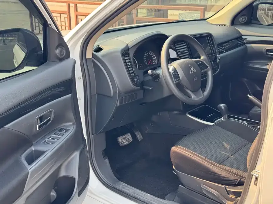 Mitsubishi Outlander Outlander 2021 facelift 2.0L 2WD 5-seater 2022 — миниатюра 4