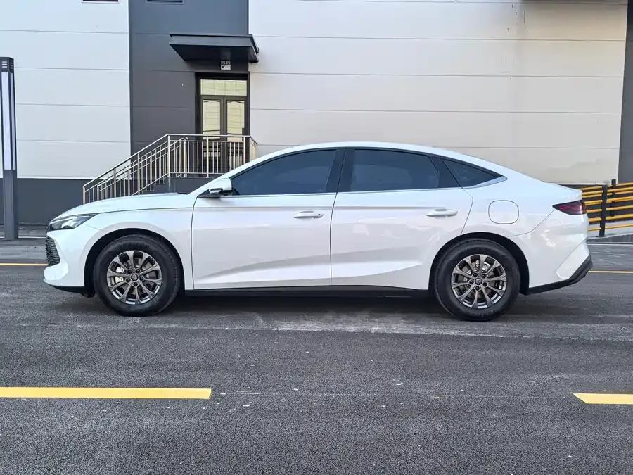 BYD Qin L Qin L 2026 DM-i 128KM Progressive Edition 2026 — миниатюра 2