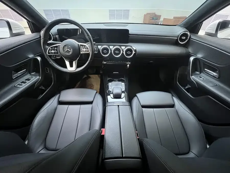 Mercedes-Benz Class A Mercedes-Benz A-Class 2022 A 180 L Sports Sedan 2022 — миниатюра 4