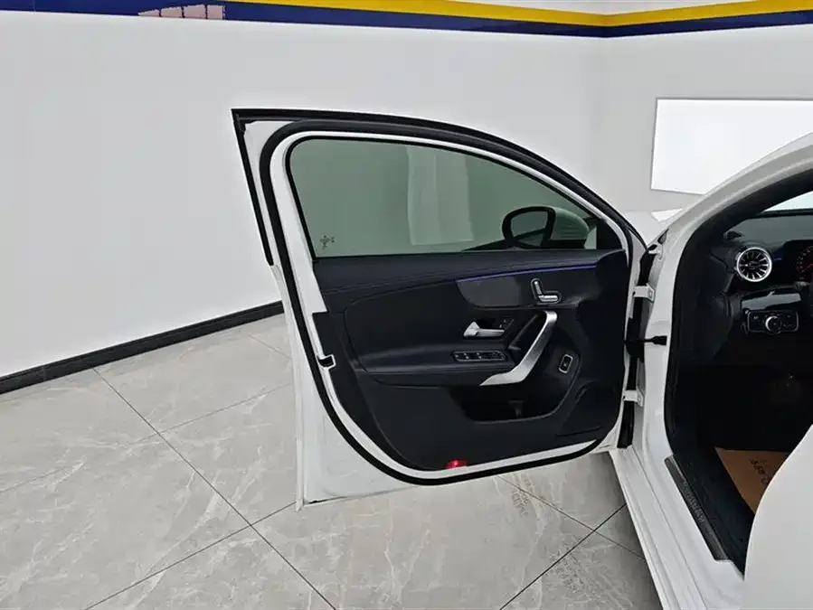 Mercedes-Benz Class A Mercedes-Benz A-Class 2022 A 200 L Sports Sedan Fashion Edition 2023 — миниатюра 4
