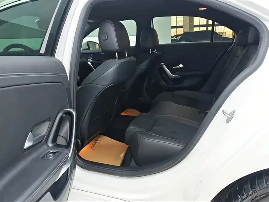 Mercedes-Benz Class A Mercedes-Benz A-Class 2022 A 200 L Sports Sedan Fashion Edition 2023 — миниатюра 5