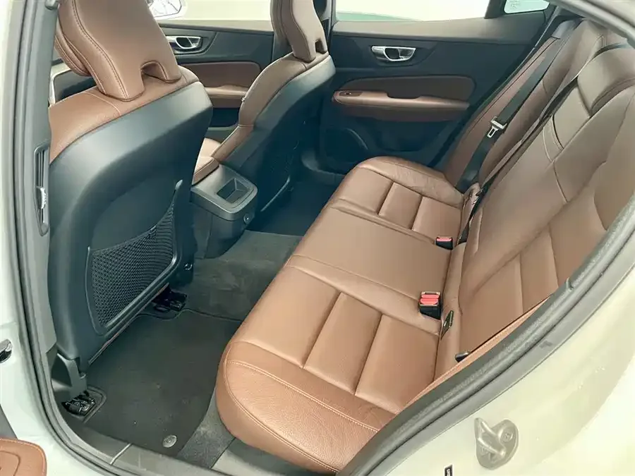 Volvo S60 2022 B4 Zhiyi Luxury Edition 2022 — миниатюра 4