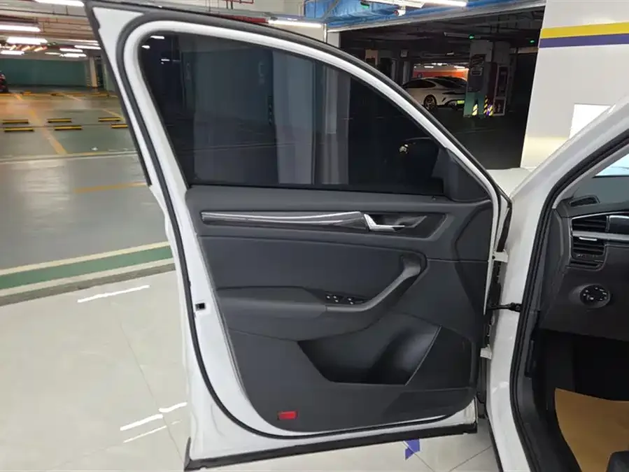Skoda Kodiaq Kodiak 2024 TSI330 5-seater two-wheel drive powerful version 2024 — миниатюра 4