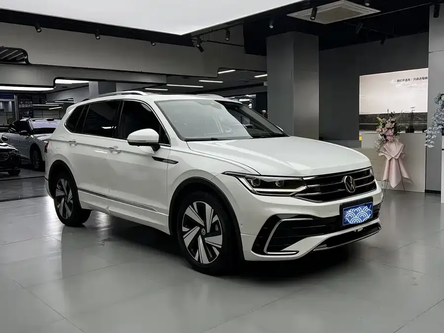 Volkswagen Tiguan L Tiguan L 2023 330TSI Automatic 2WD R-Line Enjoy Edition 2023 — фото 1, купить с доставкой в Москву