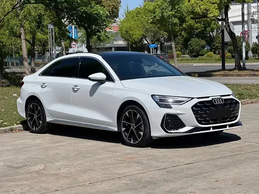 Audi A3 2025 A3L Limousine 35TFSI Flying Spur Premium Edition 2025 — миниатюра 3