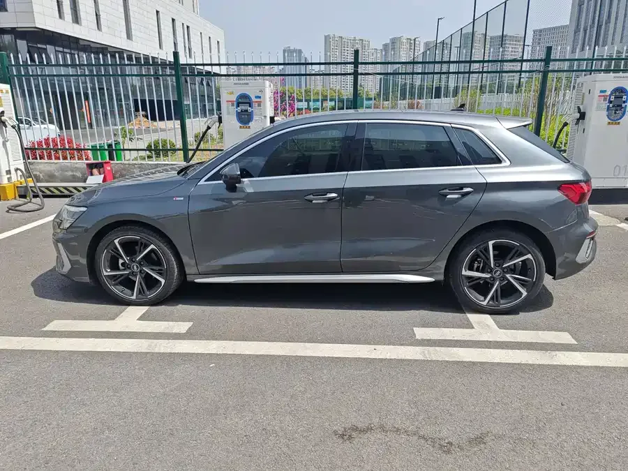 Audi A3 2023 Sportback 35 TFSI stylish and sporty 2023 — миниатюра 4