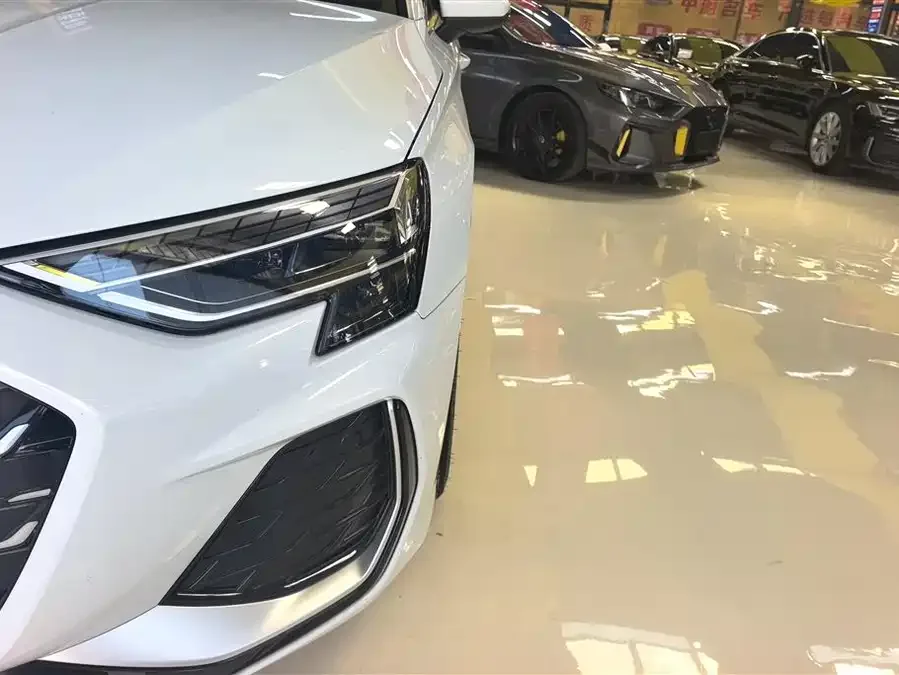 Audi A3 2025 Sportback 35TFSI Flying Spur Premium Edition 2025 — миниатюра 2