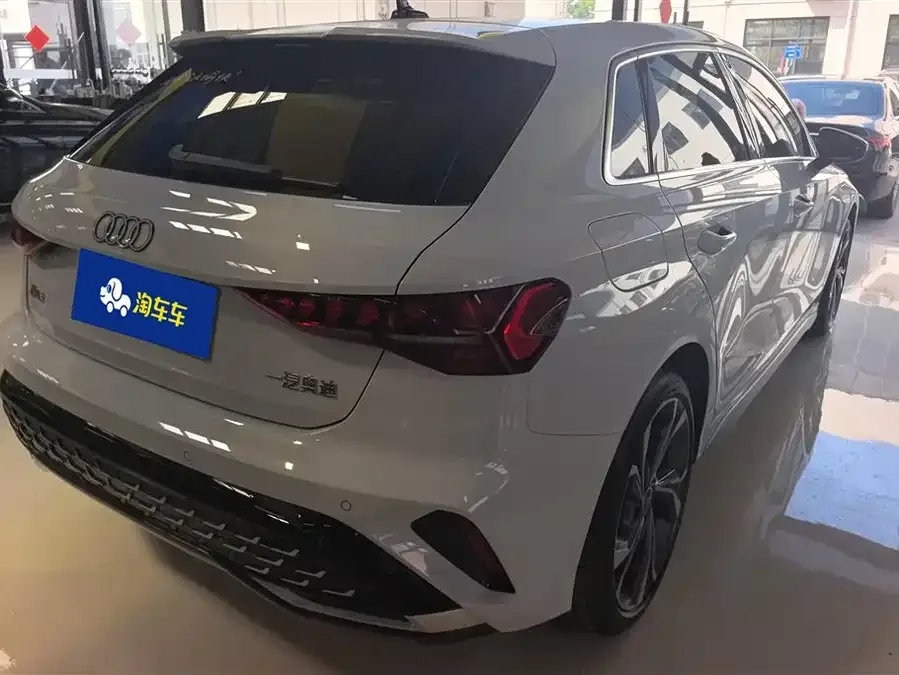 Audi A3 2025 Sportback 35TFSI Flying Spur Premium Edition 2025 — миниатюра 3