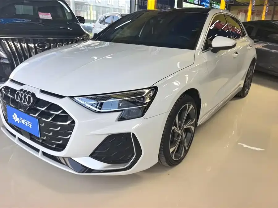 Audi A3 2025 Sportback 35TFSI Flying Spur Premium Edition 2025 — фото 1, купить с доставкой в Москву