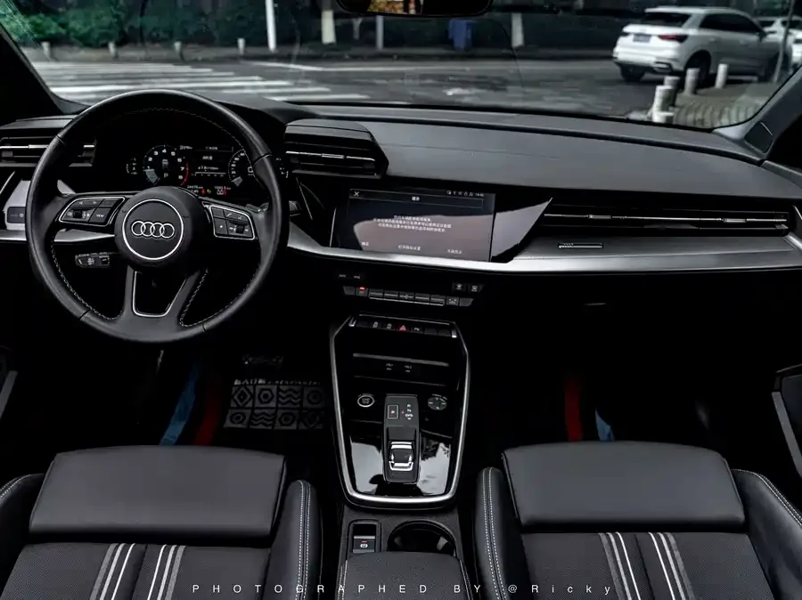 Audi A3 2024 Sportback 35 TFSI stylish and sporty 2024 — миниатюра 3