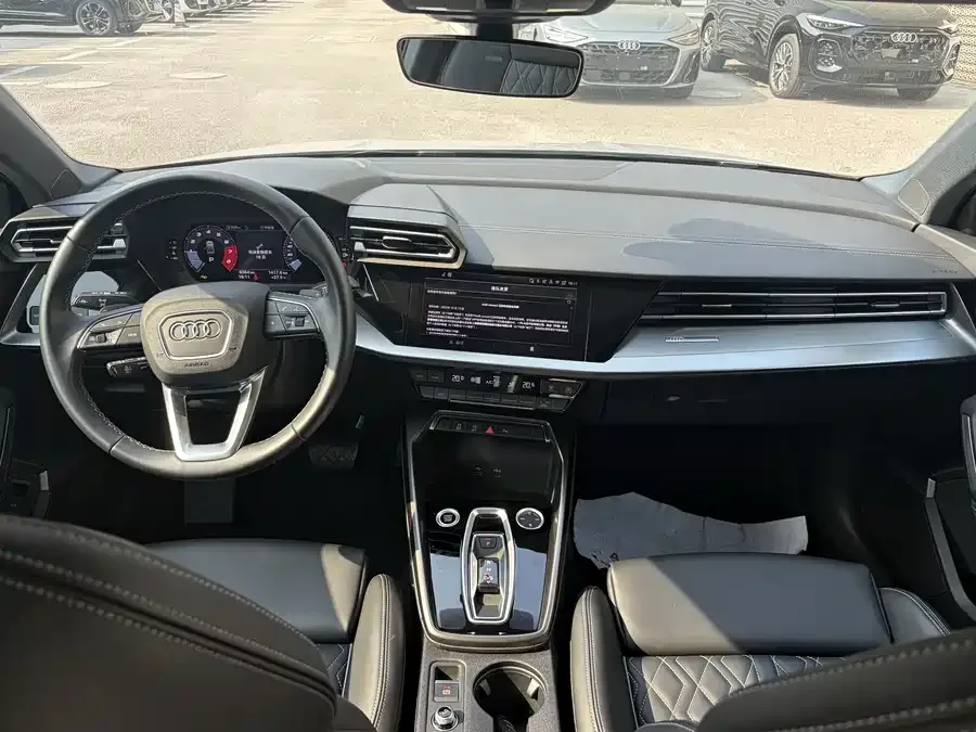 Audi A3 2025 A3L Limousine 35TFSI Flying Spur Premium Edition 2024 — миниатюра 4