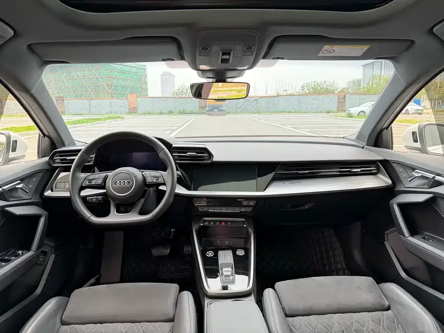 Audi A3 2023 Sportback 35 TFSI Luxury Sports Edition 2023 — миниатюра 4