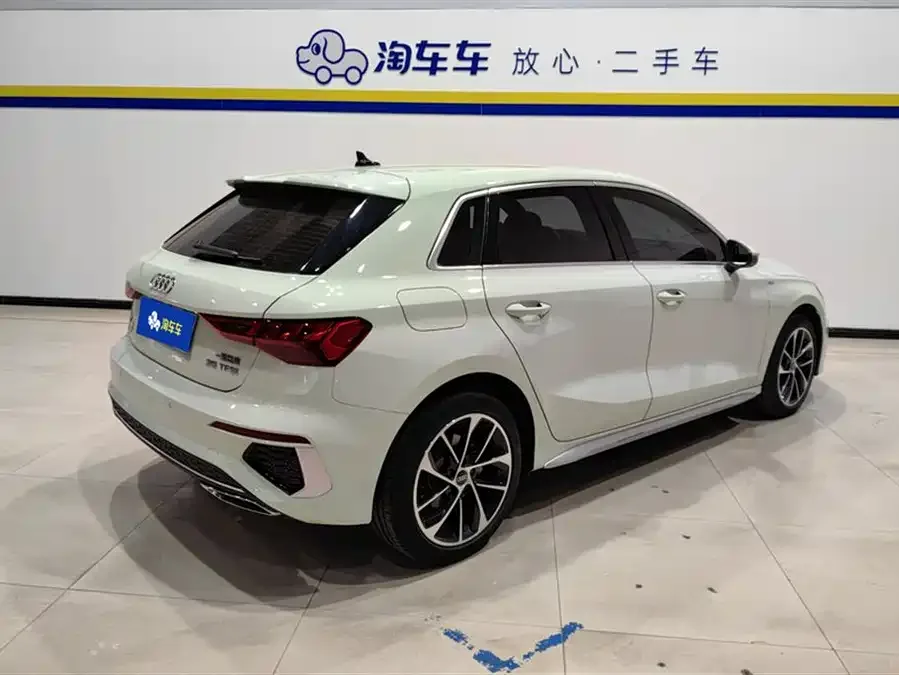 Audi A3 2024 Sportback 35 TFSI aggressive sports model 2023 — миниатюра 3