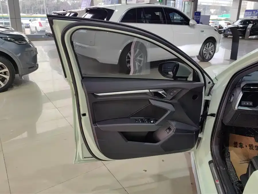 Audi A3 2024 Sportback 35 TFSI aggressive sports model 2023 — миниатюра 4