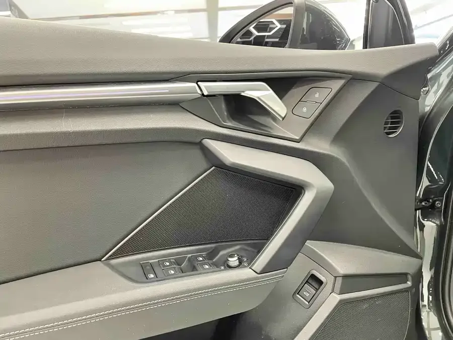 Audi A3 2024 A3L Limousine 35 TFSI Fashion Sports 2024 — миниатюра 2