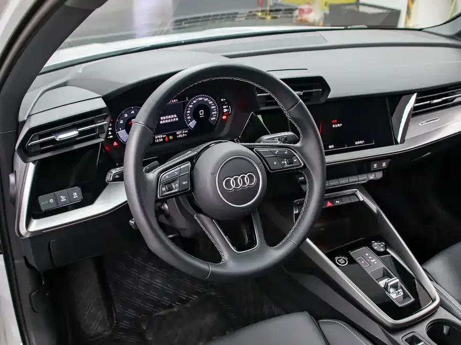 Audi A3 2023 Sportback 35 TFSI stylish and sporty 2024 — миниатюра 2