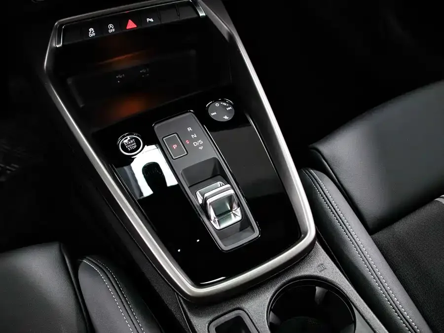 Audi A3 2023 Sportback 35 TFSI stylish and sporty 2024 — миниатюра 5