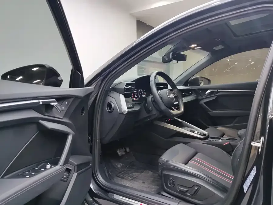 Audi A3 2023 facelift Sportback 35 TFSI stylish and sporty 2023 — миниатюра 2