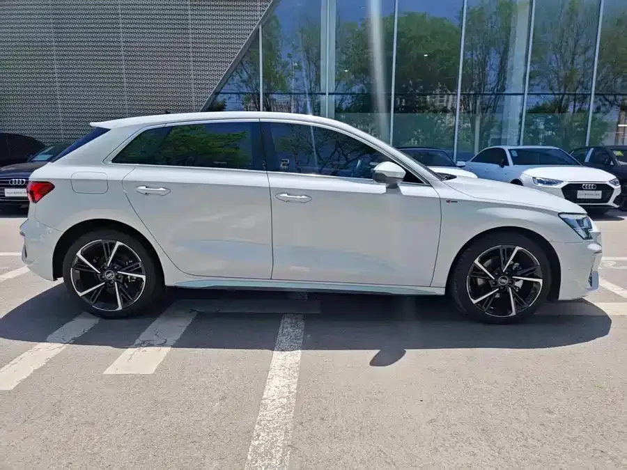 Audi A3 2022 Sportback 35 TFSI stylish and sporty 2022 — миниатюра 3