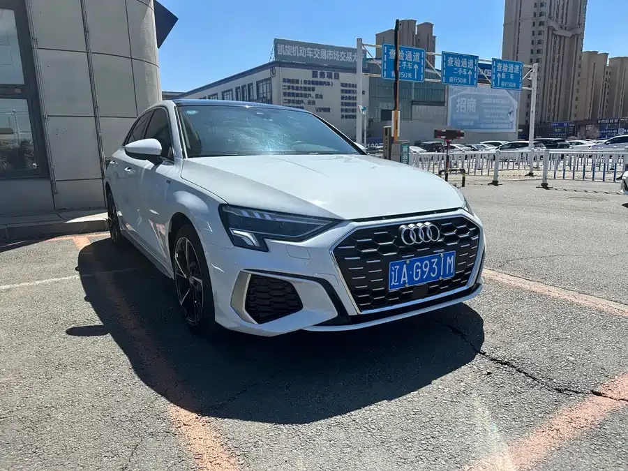 Audi A3 2022 Sportback 35 TFSI stylish and sporty 2022 — миниатюра 3