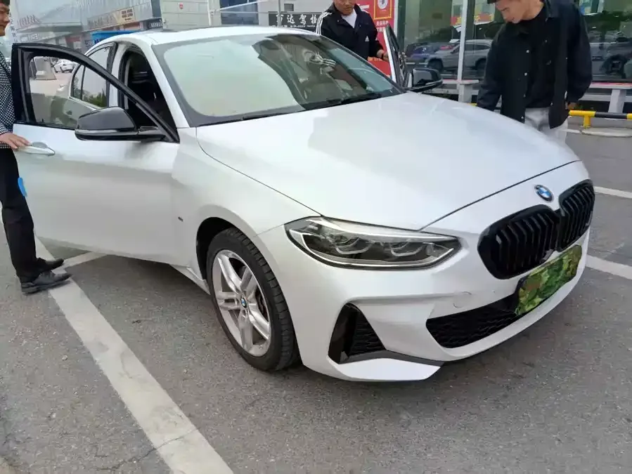 BMW 1 series BMW 1 Series 2021 120i M Sport Night Edition 2022 — миниатюра 3