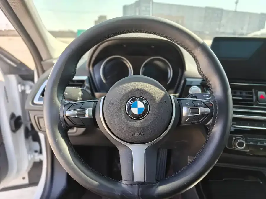 BMW 1 series BMW 1 Series 2021 facelift 120i M Sport Night Edition 2022 — миниатюра 5