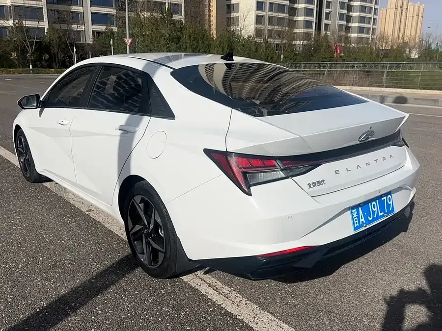 Hyundai Elantra Elantra 2022 1.5L CVT LUX Premium Edition 2022 — миниатюра 3
