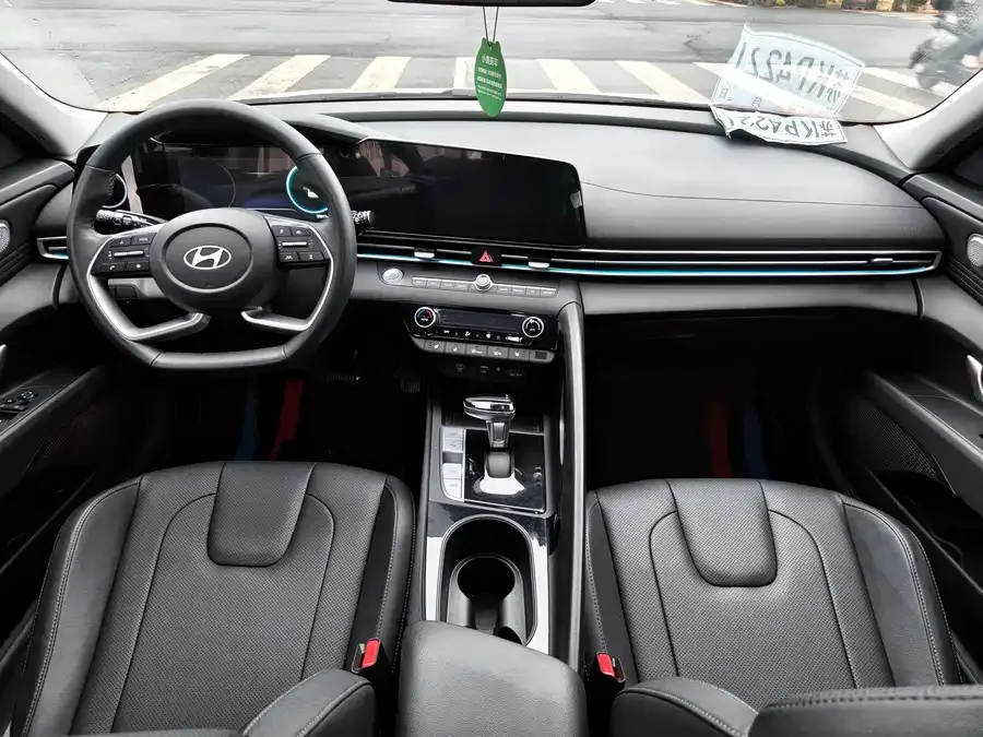 Hyundai Elantra Elantra 2023 1.5L CVT TOP Flagship Edition 2024 — миниатюра 2