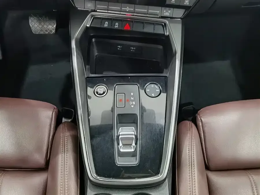 Audi A3 2022 Sportback 35 TFSI Enterprising and Elegant Model 2022 — миниатюра 4