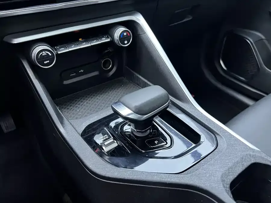 Geely Coolray SX11 Binyue 2021 1.4T DCT Platinum Edition 2022 — миниатюра 3