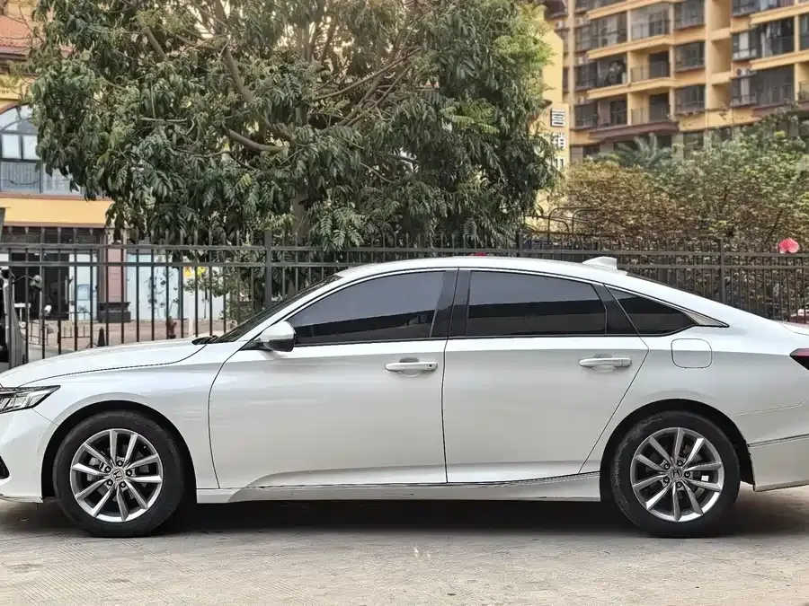 Honda Accord Accord 2022 260TURBO Deluxe Edition 2022 — миниатюра 2