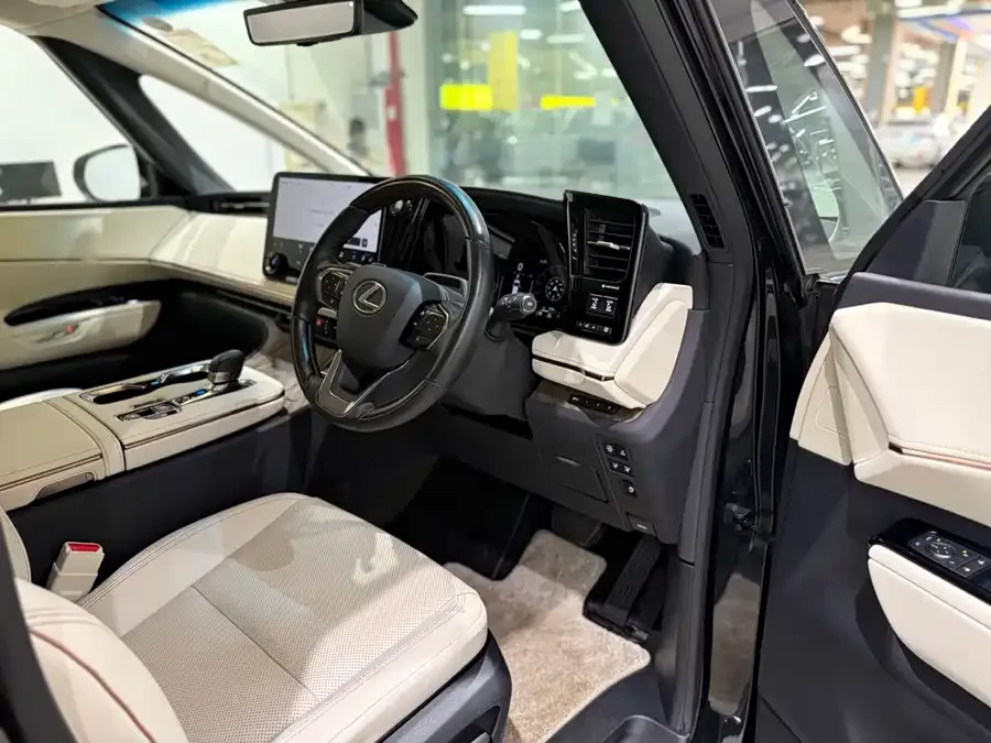 Lexus LM 500h 2025 Four-Seat Executive Edition 2026 — миниатюра 2