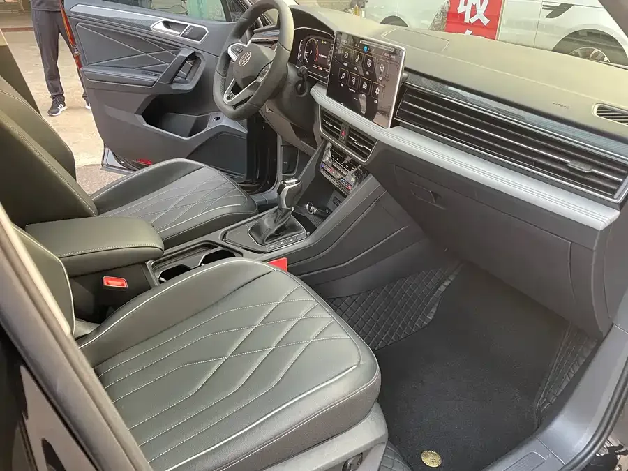 Volkswagen Tiguan L Tiguan L 2024 Outstanding Model 330TSI Automatic Two-Wheel Drive R-Line Dragon Glory Edition 2024 — миниатюра 4