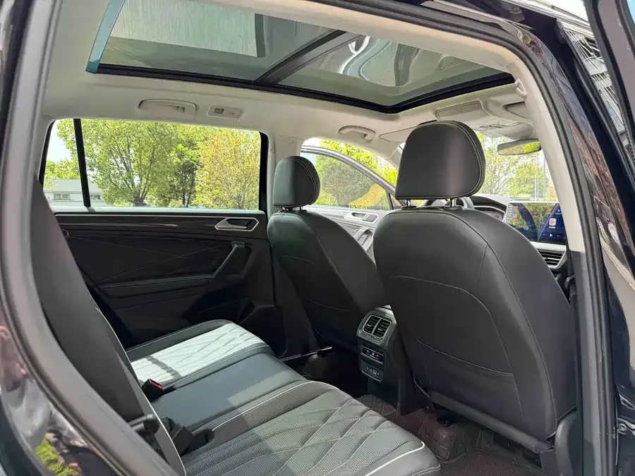 Volkswagen Tiguan L Tiguan L 2023 330TSI Automatic 2WD R-Line Enjoy Edition 2023 — миниатюра 4