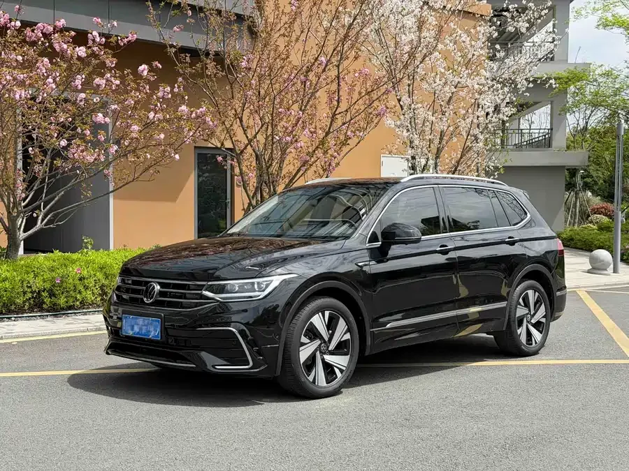 Volkswagen Tiguan L Tiguan L 2023 330TSI Automatic 2WD R-Line Enjoy Edition 2023 — фото 1, купить с доставкой в Москву