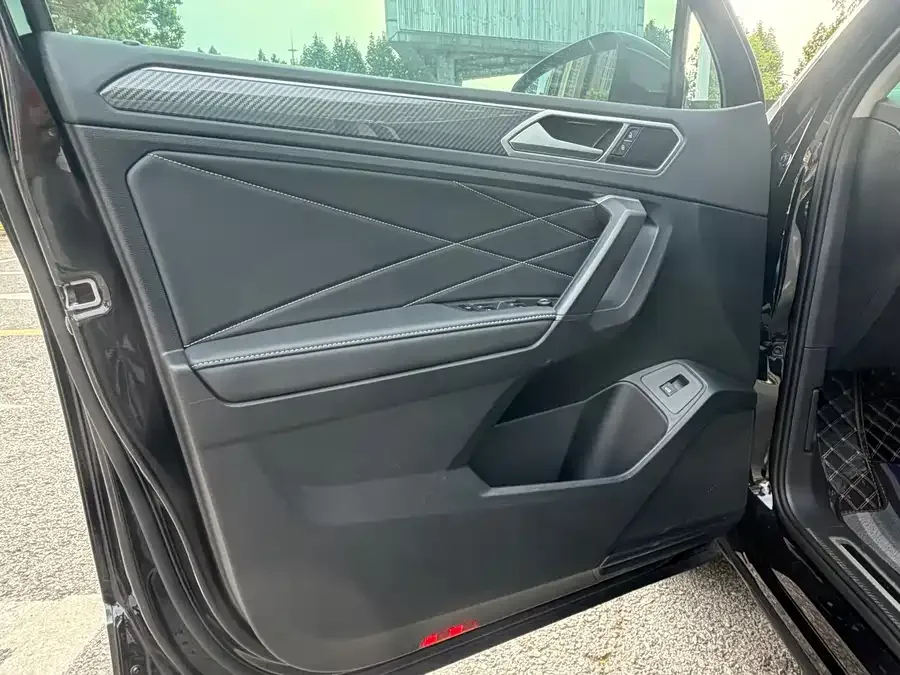 Volkswagen Tiguan L Tiguan L 2024 330TSI Automatic 2WD R-Line Enjoy Edition 2024 — миниатюра 4
