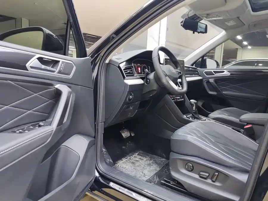 Volkswagen Tiguan L Tiguan L 2023 280TSI Automatic 2WD Trendy Limited Edition 2022 — миниатюра 2