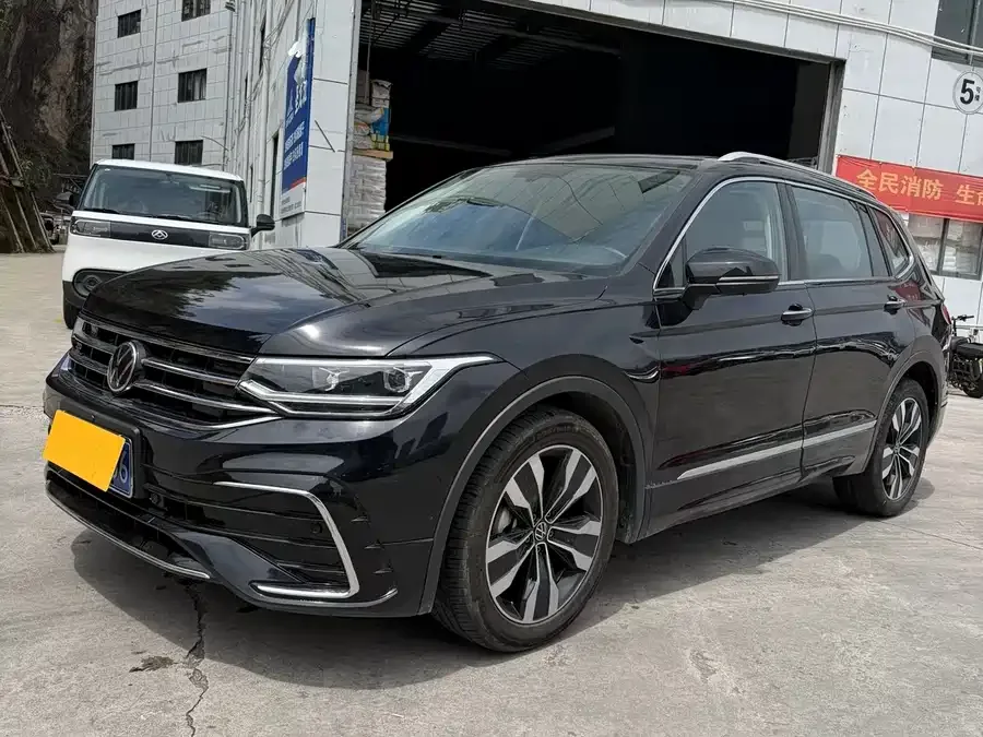 Volkswagen Tiguan L Tiguan L 2022 330TSI Automatic 2WD R-Line Enjoy Edition 2022 — фото 1, купить с доставкой в Москву