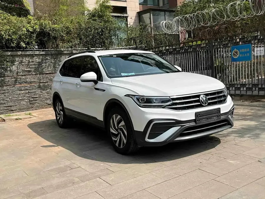 Volkswagen Tiguan L Tiguan L 2022 330TSI Automatic 2WD Comfort Edition 2022 — миниатюра 3