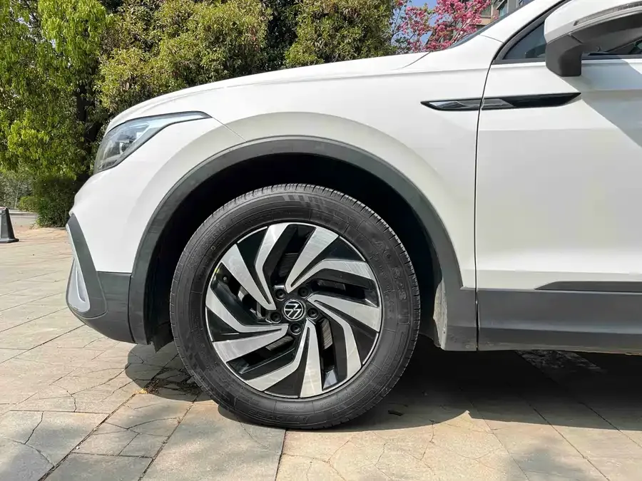 Volkswagen Tiguan L Tiguan L 2022 330TSI Automatic 2WD Comfort Edition 2022 — миниатюра 5
