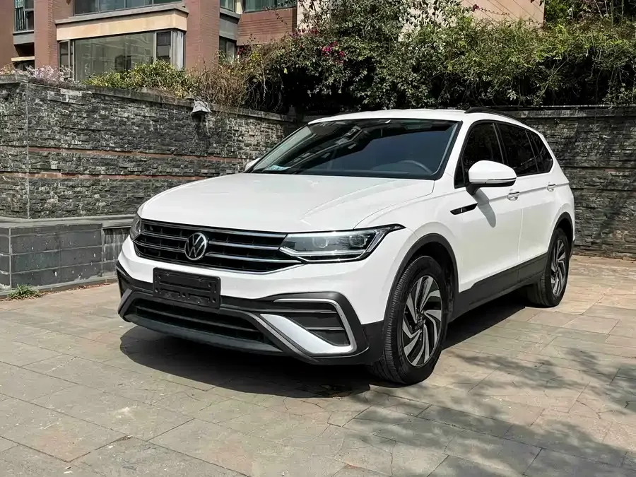 Volkswagen Tiguan L Tiguan L 2022 330TSI Automatic 2WD Comfort Edition 2022 — фото 1, купить с доставкой в Москву