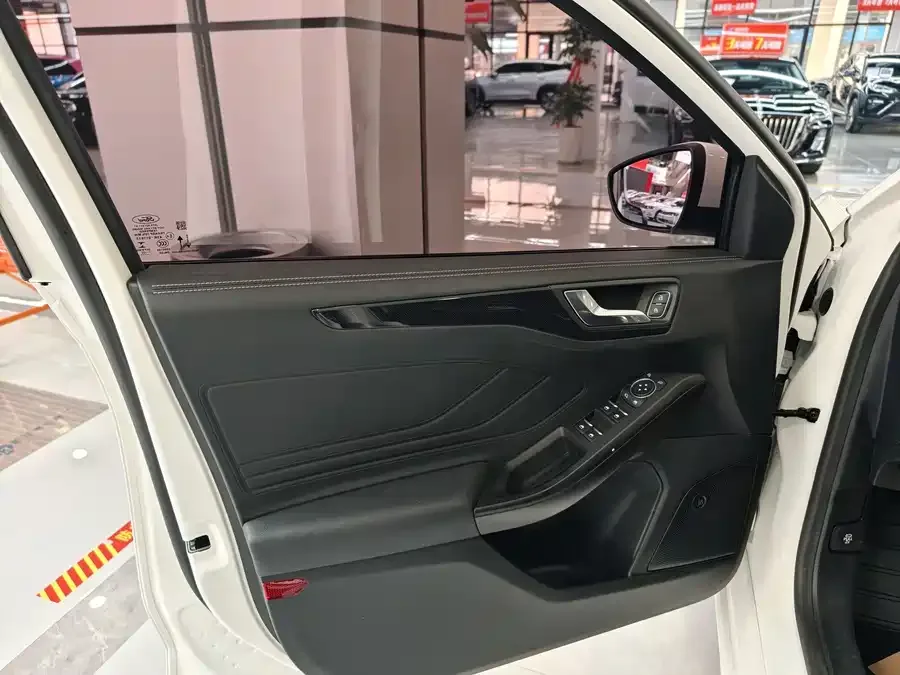 Ford Focus Focus 2021 Hatchback EcoBoost 180 Automatic Front Model 2022 — миниатюра 2