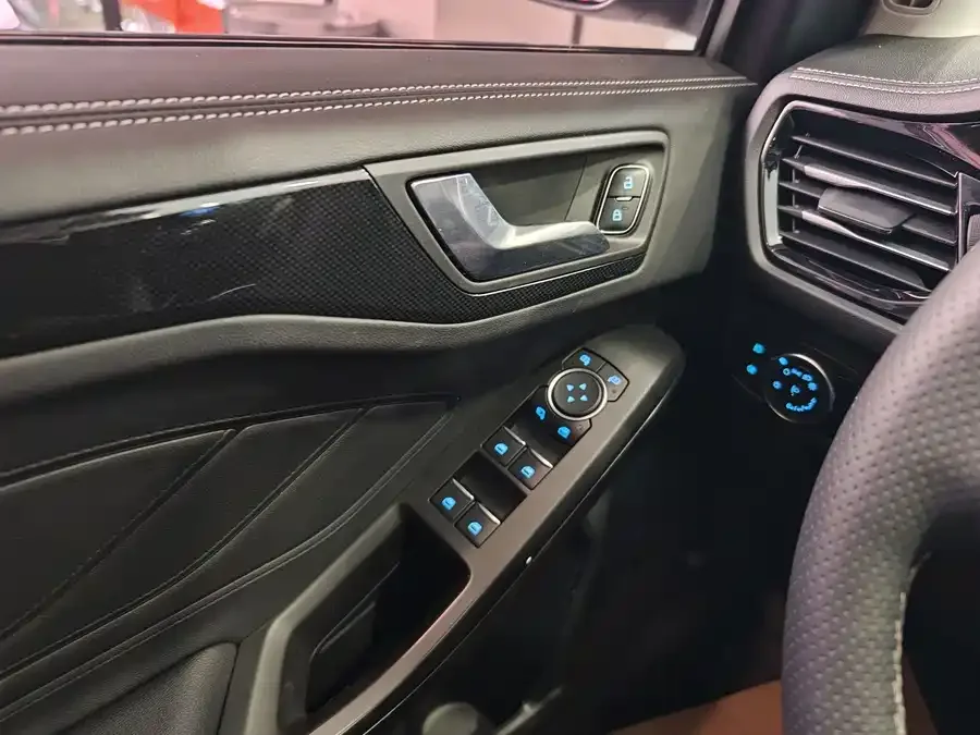 Ford Focus Focus 2021 Hatchback EcoBoost 180 Automatic Front Model 2022 — миниатюра 4